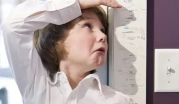 Los niños con baja estatura deben ser evaluados por un pediatra