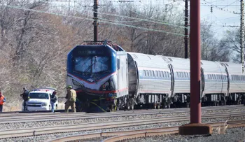 Dos muertos deja choque de tren de Amtrak con una retroexcavadora en EE.UU.