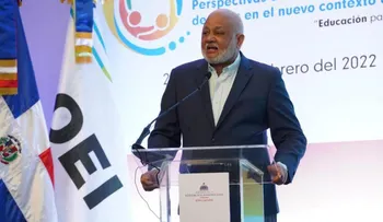 Ministro de Educación: "Más de 200 mil personas cursan estudios en centros de educación para adultos"