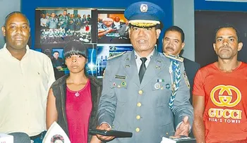 Interrogan mujer denunció policías