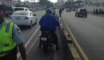 Retienen camiones y motores transitaban por elevados 