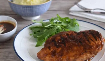  ¡Deléitate con este delicioso pollo al gril con salsa de whisky y manzana