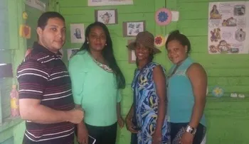 Aspirante a diputada entrega útiles y medicamentos a niños de Manoguayabo
