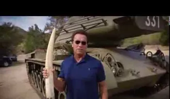 "Hasta la vista, marfil": Schwarzenegger hace explotar un colmillo de elefante