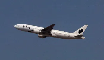 Se estrella avión de Pakistán con 40 pasajeros a bordo