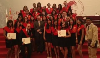 Estudiantes dominicanos ponen en alto la Bandera Nacional.