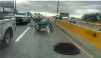 Se produce socavón en elevado del K.12 Autopista Duarte; Obras Públicas enfrenta la situación