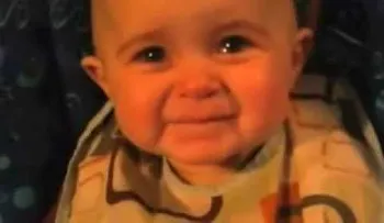 Bebé llora emocionado cuando su madre canta