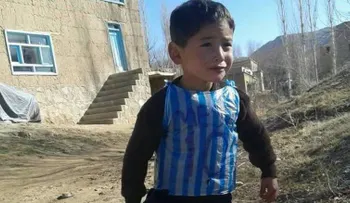 El niño con la camiseta de plástico de Messi cumple uno de sus sueños
