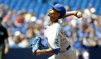 Ventura y Reales vencen 7-6 a Azulejos; Bautista pega 2 jonrones en derrota 