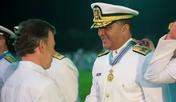 Presidente de Colombia condecora a comandante de Armada Dominicana