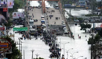 Fuertes lluvias dejan una ciudad de India completamente inundada
