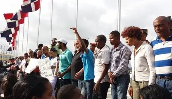 Realizan cadena humana frente JCE y piden anular elecciones 