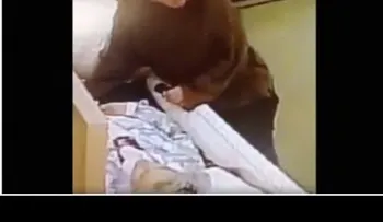 Mujer roba anillo a fallecida en funeraria (VIDEO)