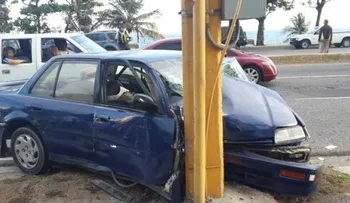 Hombre resulta herido al chocar vehículo con poste de luz