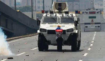 Foto de mujer que desafía una tanqueta en Venezuela da la vuelta al mundo