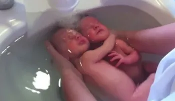Conmovedor video de unos gemelos recién nacidos tomando un baño