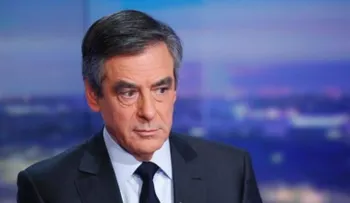El hombre que pagó trajes a Fillon dice que le obligaron a guardar silencio