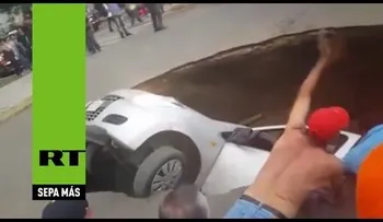 Un enorme socavón en Perú se traga un coche con una niña de 2 años