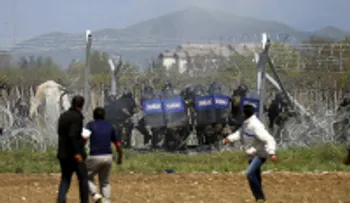 Policía dispara balas de goma contra refugiados