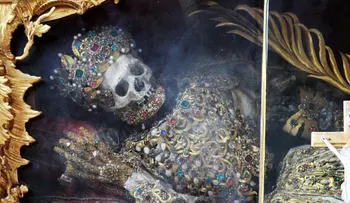 Los extravagantes esqueletos llenos de joyas de una abadía alemana