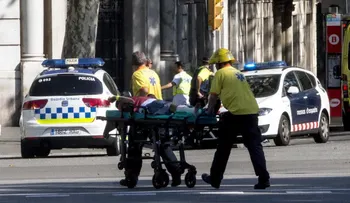 Estas son imágenes del brutal atentado terrorista en Barcelona; al menos 13 muertos y 80 heridos