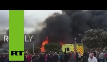 Un fuerte incendio devora una escuela en el sur del Reino Unido (VIDEO)