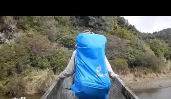 Turistas caen a un rio desde 8 metros de altura tras colapsar un puente (VIDEO)