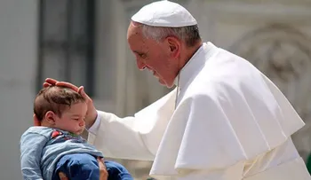 El que cuida a los niños está de parte de Dios, lo dice el papa Francisco