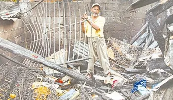 Apuñala hijastro e intenta matar su expareja; hombre encierra su pareja y prende fuego a la casa 