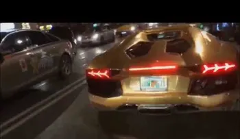 Un transeúnte graba el momento exacto del choque de un Lamborghini Aventador dorado