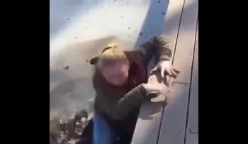 Una joven puso a prueba una frágil capa de hielo y lo paga caro