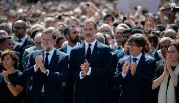 "No tenemos miedo": Barcelona se une en una vigilia por las víctimas del ataque terrorista