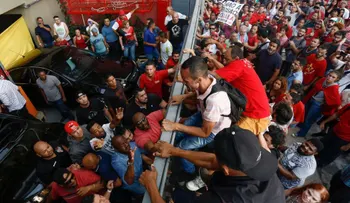 Simpatizantes impiden a Lula entregarse a las autoridades