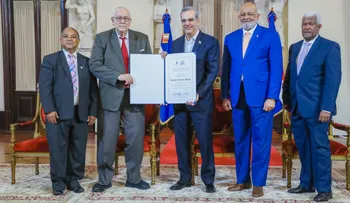Presidente Abinader entrega Premio Nacional de Periodismo a Gautreaux Piñeyro