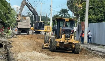 MOPC inicia trabajos de reparación de carretera Limonal en Licey al Medio