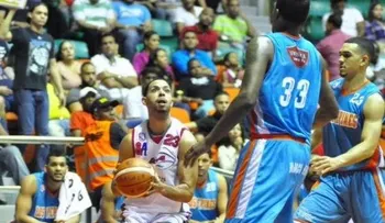 Plaza obtiene primera victoria en serie regular Basket Superior de Santiago
