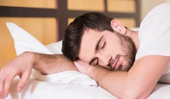 Los hombres y las mujeres infieles prefieren dormir del lado derecho de la cama