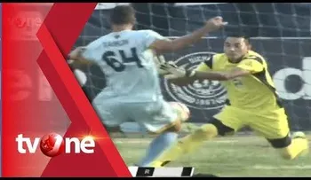 FUERTES IMAGENES: Portero muere tras chocar con un compañero en pleno partido (VIDEO)