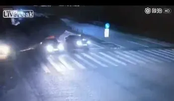 Un camión aplasta taxi en un terrible accidente en China 