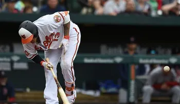 Pitcher golpea intencionalmente al dominicano Manny Machado durante juego