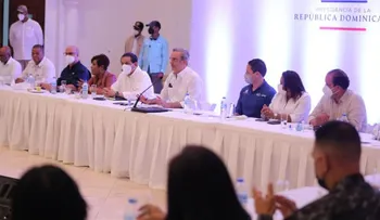 Abinader anuncia saneamiento de 10,700 títulos en Boca Chica; dice que ninguna sociedad se desarrolla sin títulos de propiedad