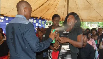 Pastor sudafricano rocía insecticida sobre feligreses para 'sanarlos'