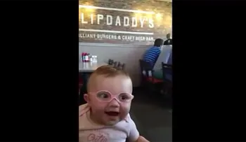 La reacción de esta bebé que se pone gafas y ve a sus padres por primera vez (Video)