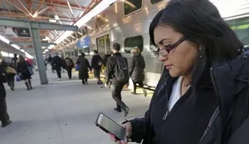 Adultos jóvenes consumen más noticias de lo que se creía 