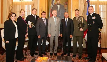 Secretario de la Armada de EE. UU. visita a Medina