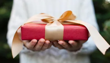 ¿Quieres viajar ligero esta Navidad? 7 regalos perfectos para llevar en tu equipaje de mano