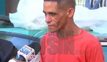 La desgarradora realidad de un hombre que "vive" en un carro con sus tres hijos