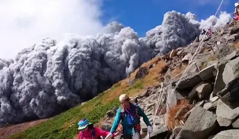 Video, Foto: 1 muerto y 70 heridos por  erupción volcán en Japón 