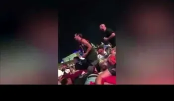 Un asistente al festival en Las Vegas le muestra el dedo medio al tirador durante la masacre